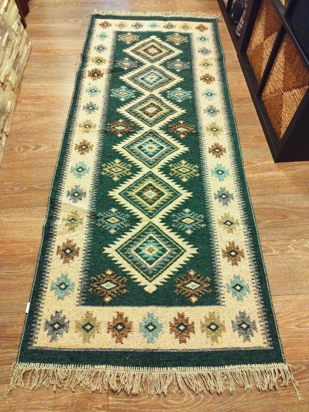 Covor traditional, tesut, cu doua fete, dimensiunea 80x200cm verde si crem, model ROMB