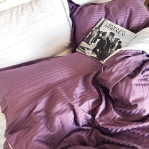 Lenjerie din Damasc bumbac 100%, dungi 1cm, pentru pat XXL -cearsaf pilota 200x230cm, cearsaf pat 240x260cm, 2 fete perna 50x70cm, cu rama decorativa Marsala