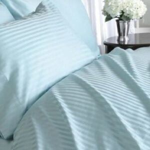 Lenjerie din Damasc bumbac 100%, dungi 1cm, pentru pat XXL -cearsaf pilota 200x230cm, cearsaf pat 240x260cm, 2 fete perna 50x70cm, cu rama decorativa Aqua Marime
