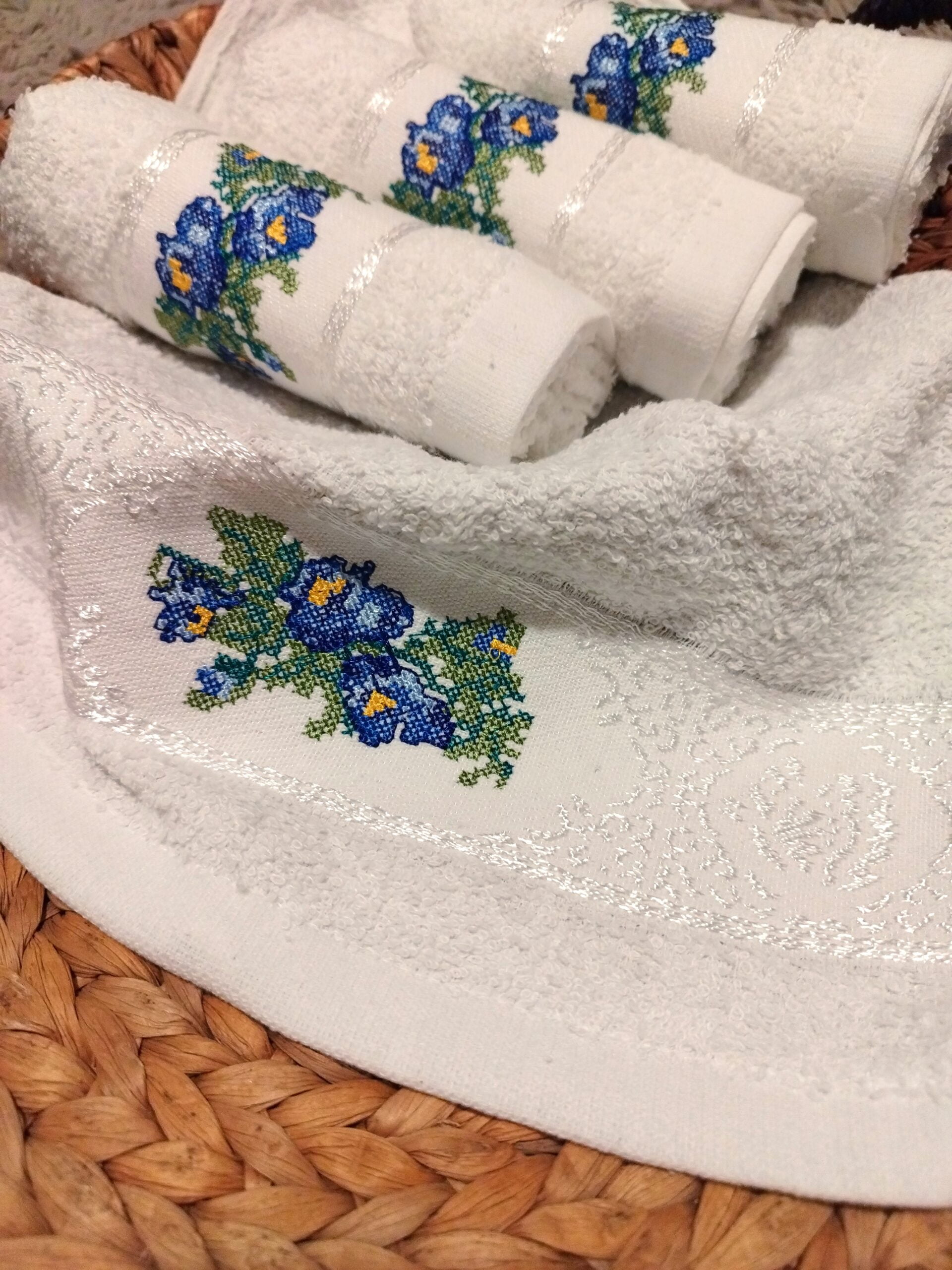 Set 2 prosoape pentru baie, bumbac 100%, dimensiune 48x85cm cu model broderie Albastru