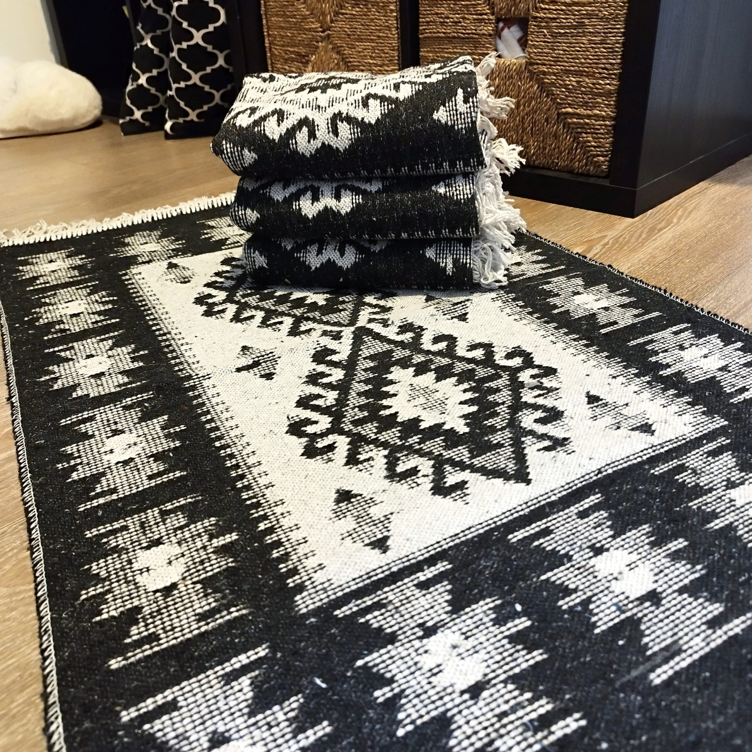 set 4 Covoare traditionale tesute, cu doua fete, dimensiunea 60x90cm, negru si alb, model ROMB