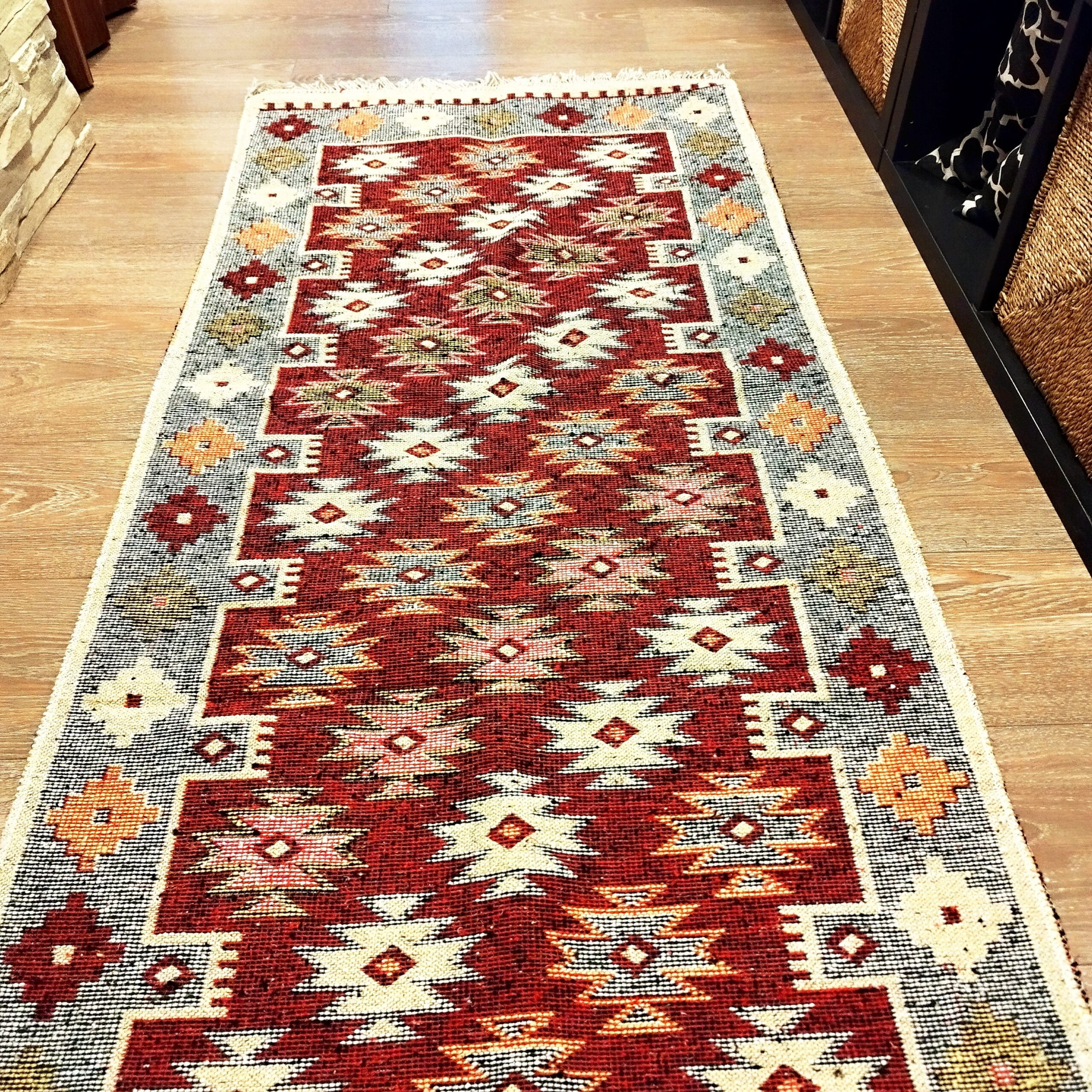 Covor traditional, dimensiunea 80x125cm Rosu si crem, model Rustic