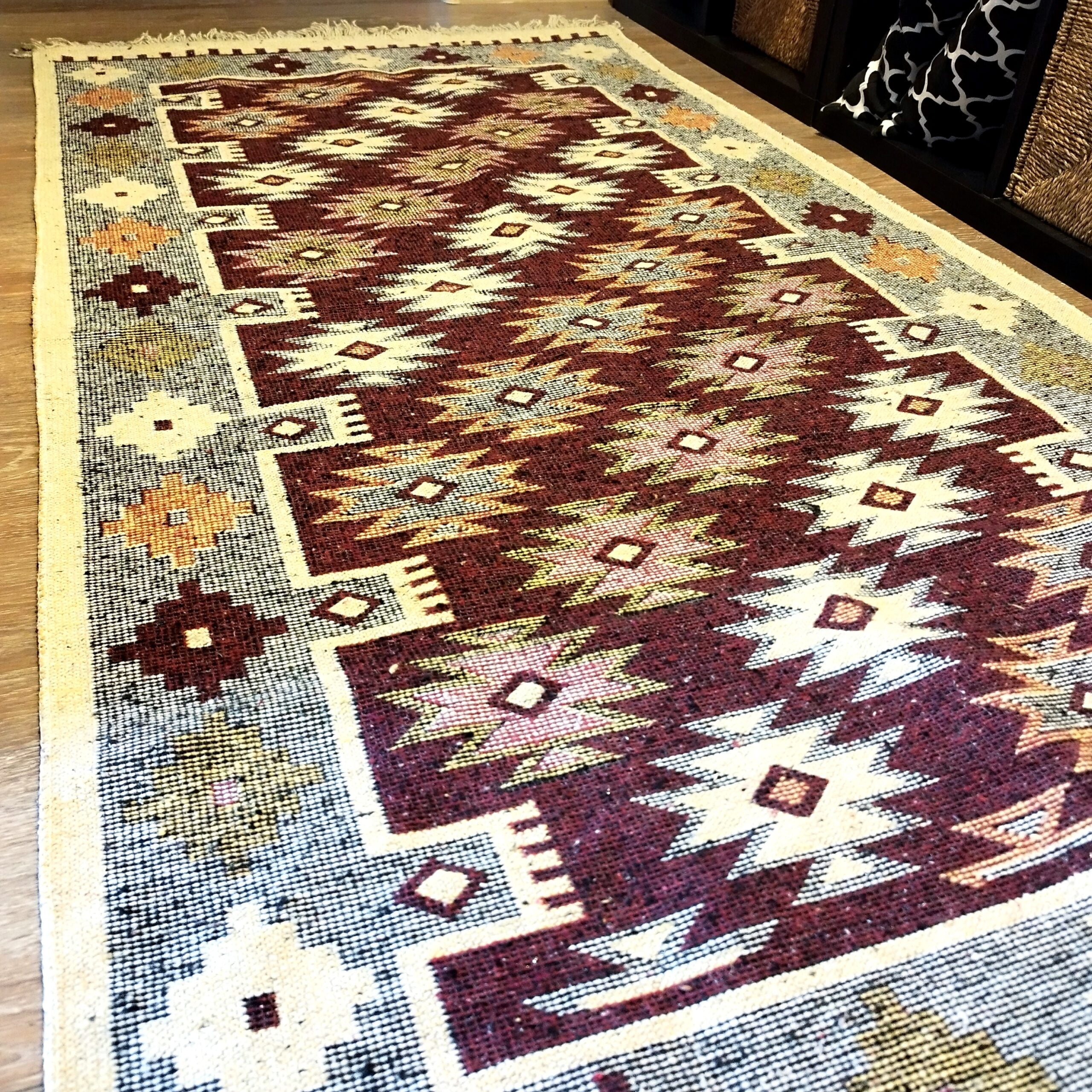 Covor traditional, tesut, cu doua fete, dimensiunea 80x200cm Maro si crem, model RUSTIC