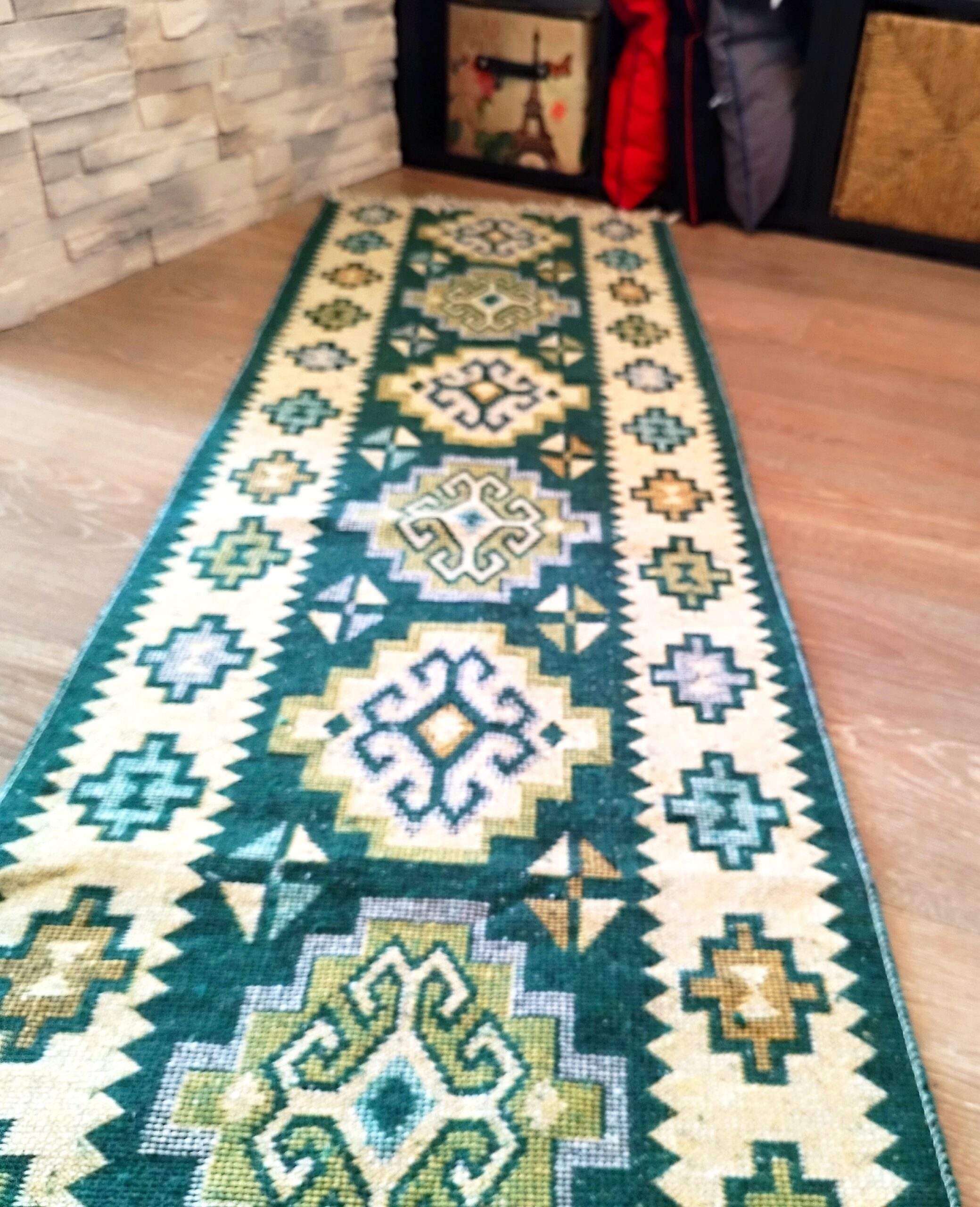 Covor traditional, dimensiunea 60x300cm Verde si crem, model RUSTIC 3
