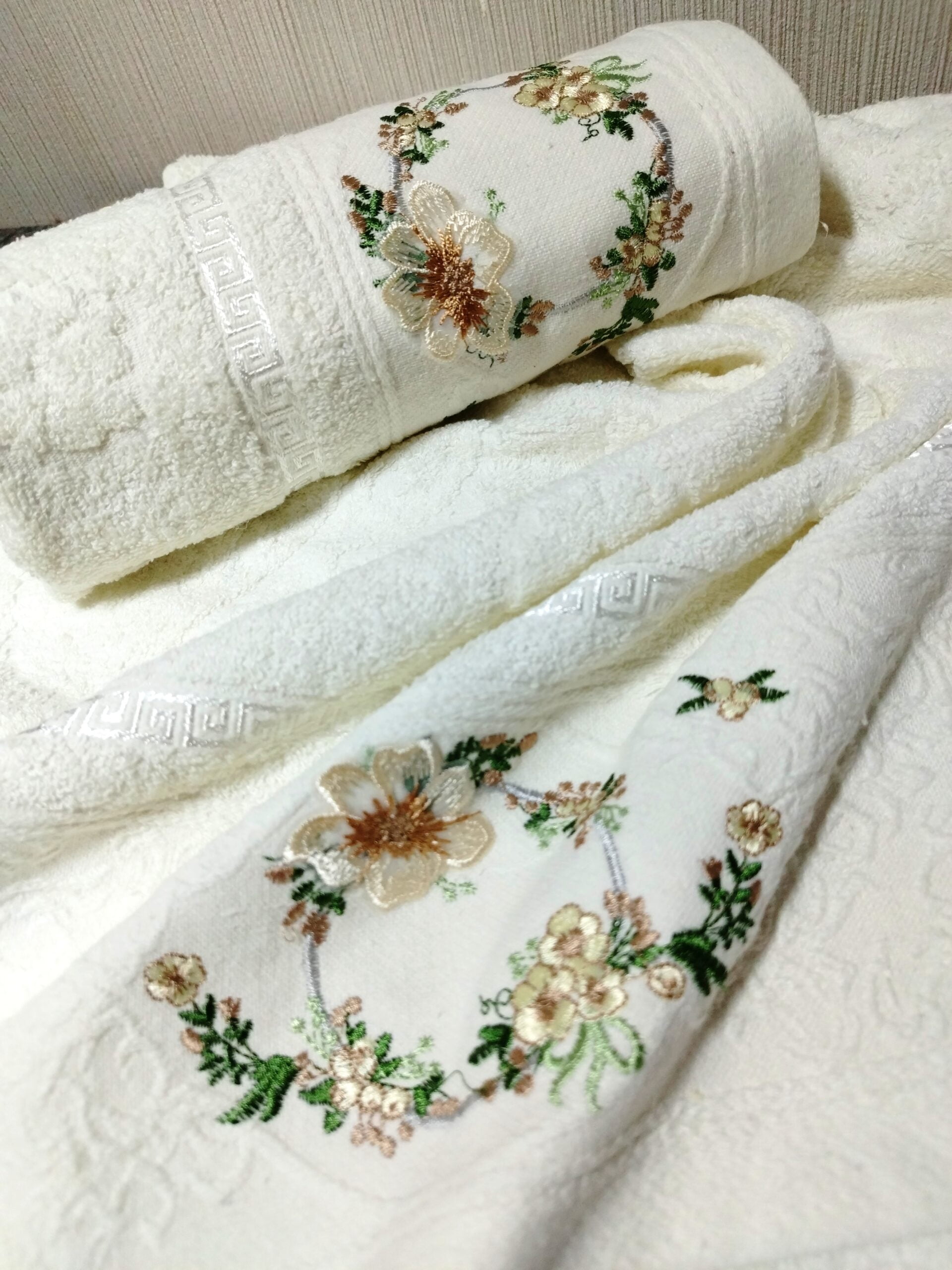 Set 2 prosoape de baie, pufoase, cu broderie, bumbac 100%, dimensiune 50x90cm,Soft Yvoire - imagine 2