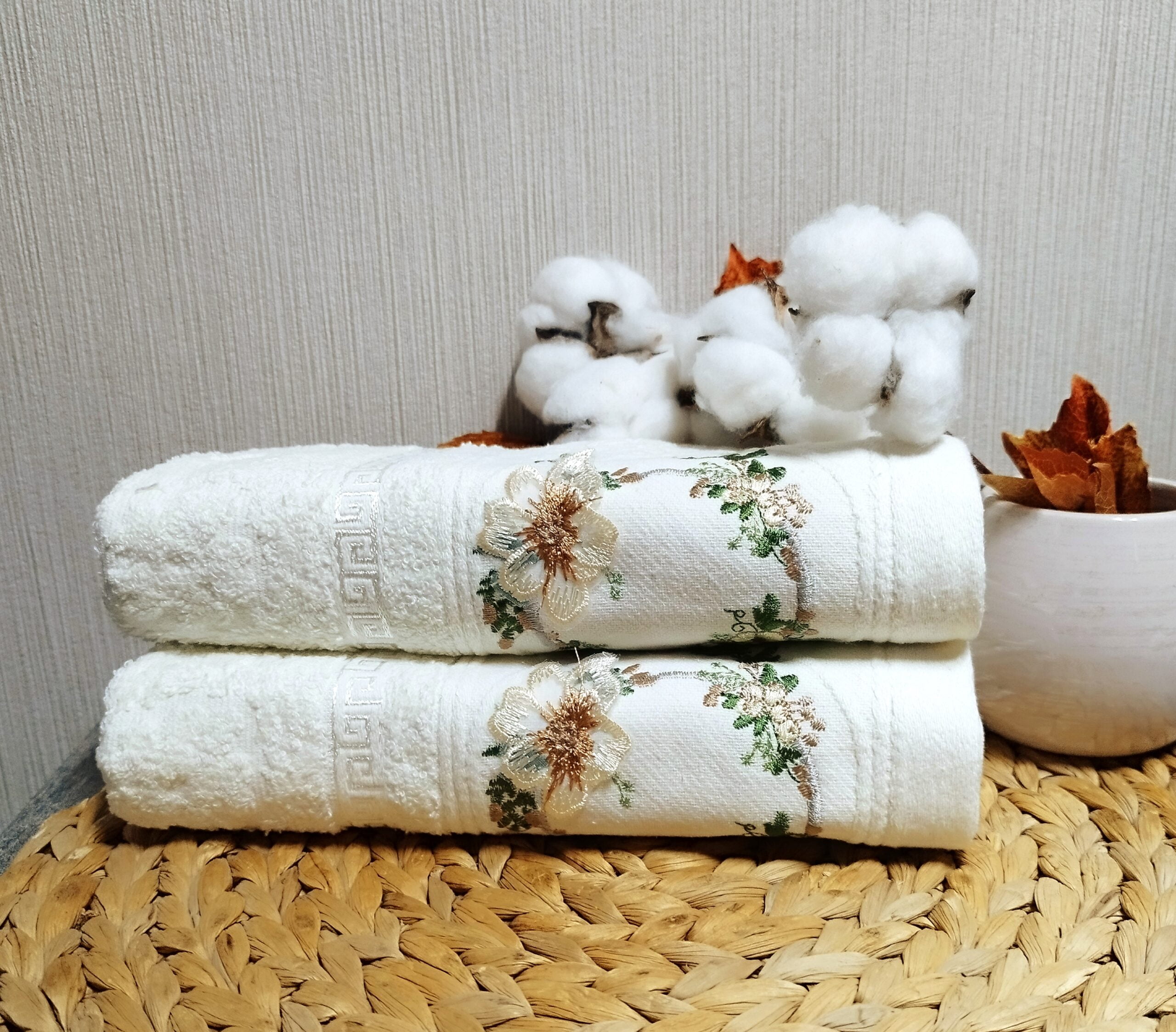 Set 2 prosoape de baie, pufoase, cu broderie, bumbac 100%, dimensiune 50x90cm,Soft Yvoire
