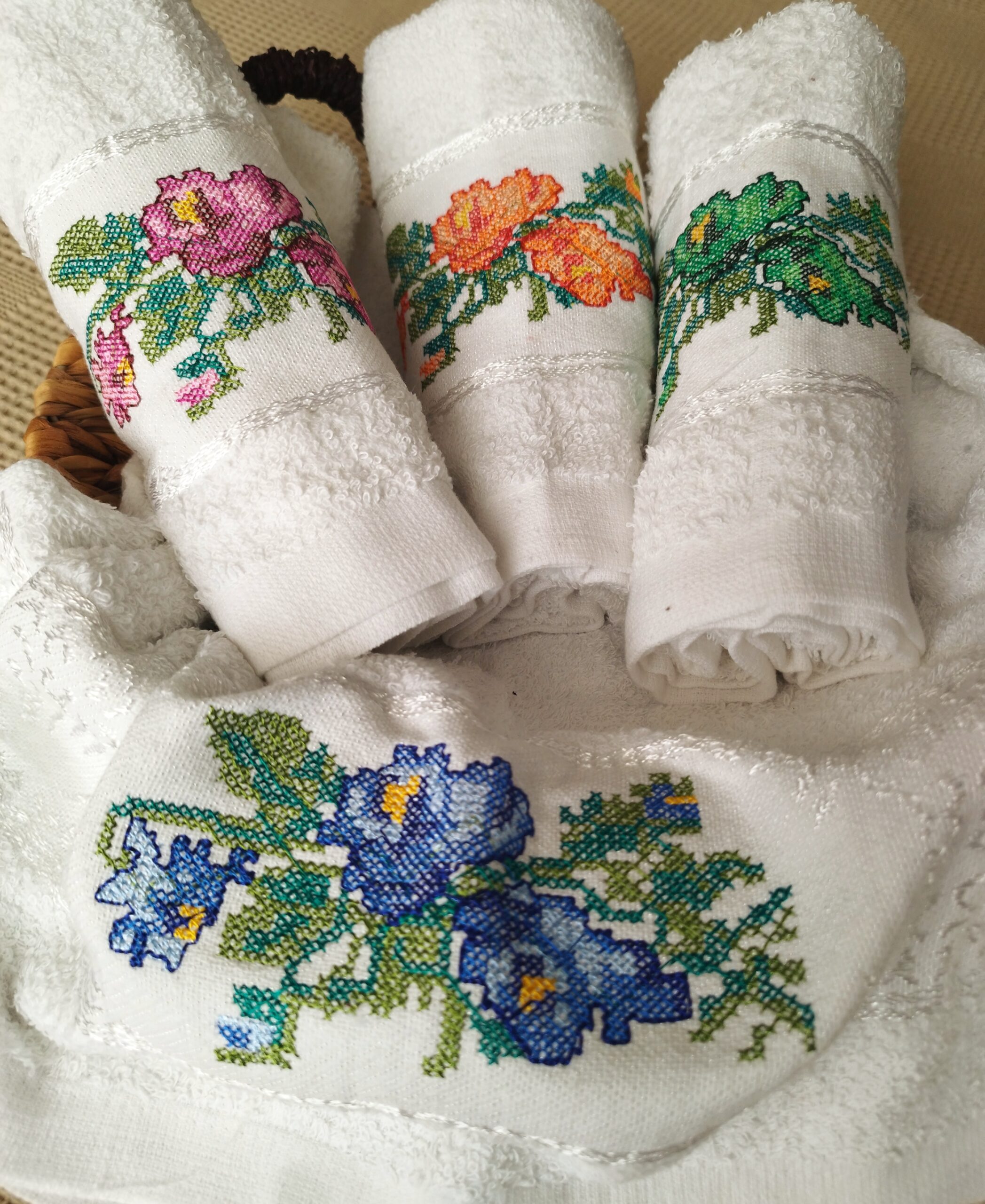 Set 4 prosoape pentru bucatarie, bumbac 100%, dimensiune 45x95cm cu model broderie colorata