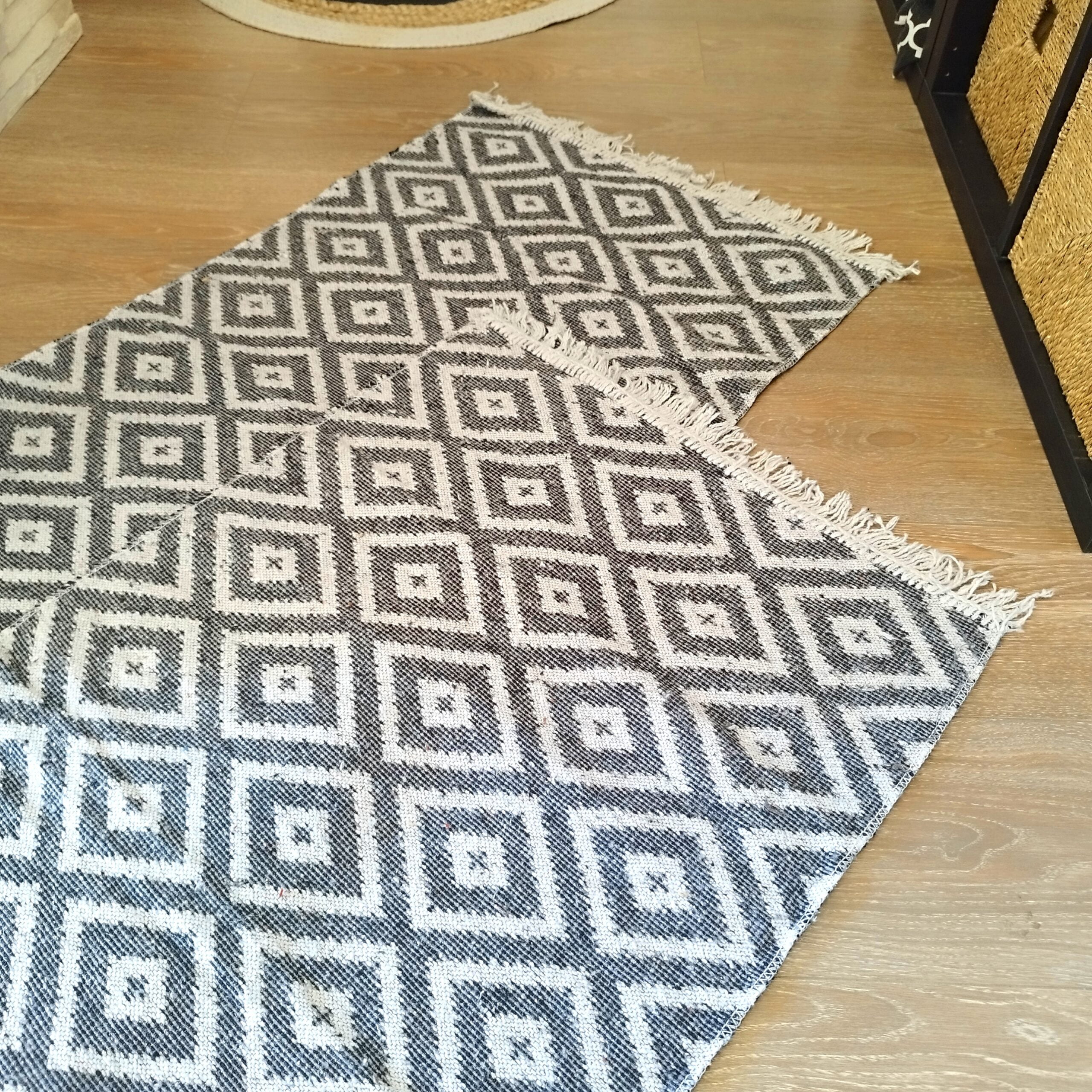 1+1 Covoare traditionale tesute, cu doua fete, dimensiunea 60x120cm, alb si gri, model geometric
