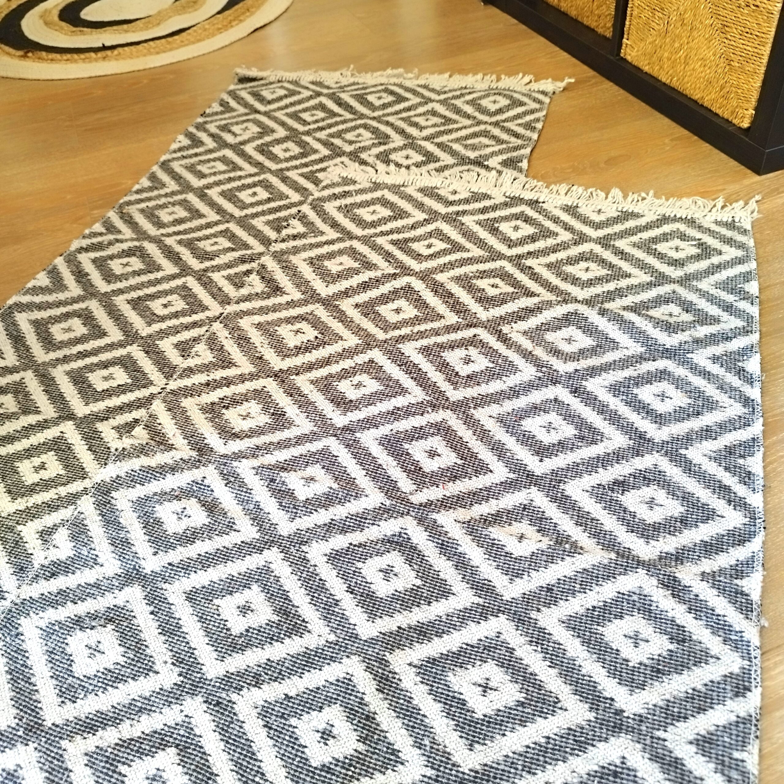 1+1 Covoare traditionale tesute, cu doua fete, dimensiunea 60x120cm, alb si gri, model geometric - imagine 2