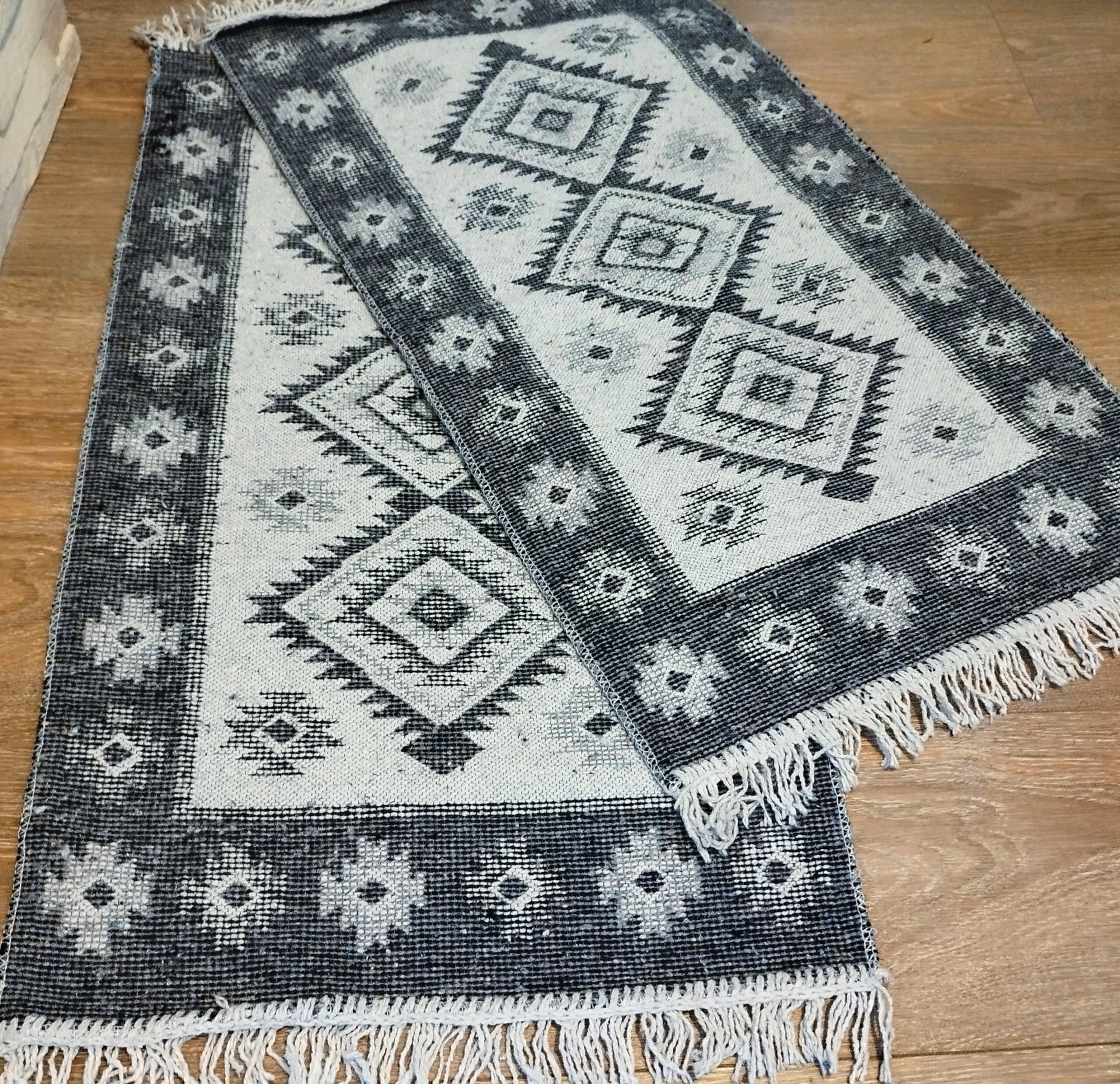 set 1+1 Covoare traditionale tesute, cu doua fete, dimensiunea 60x90cm, Gri, model Romb