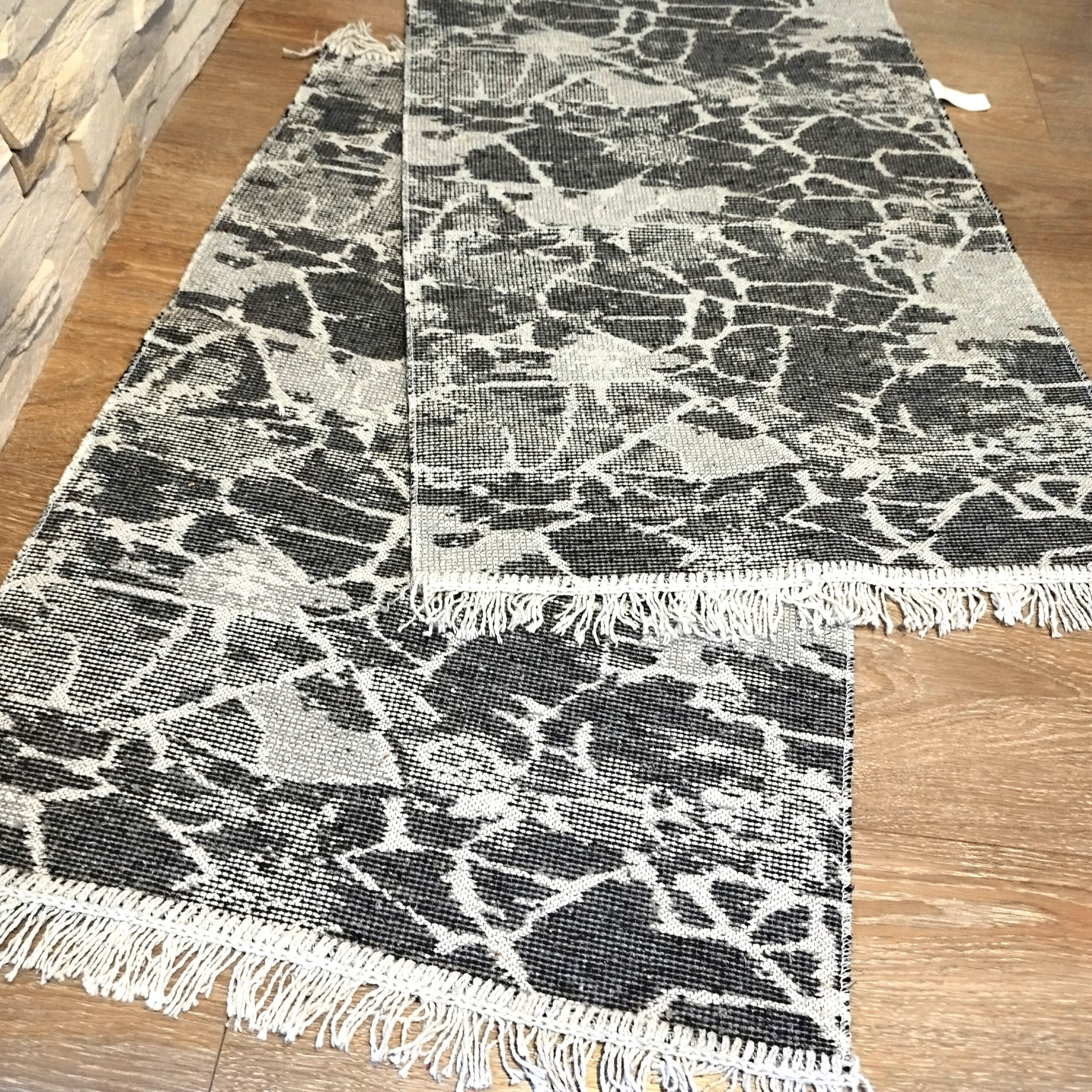 1+1 Covoare traditionale tesute, cu doua fete, dimensiunea 60x90cm gri si alb, model Geometric