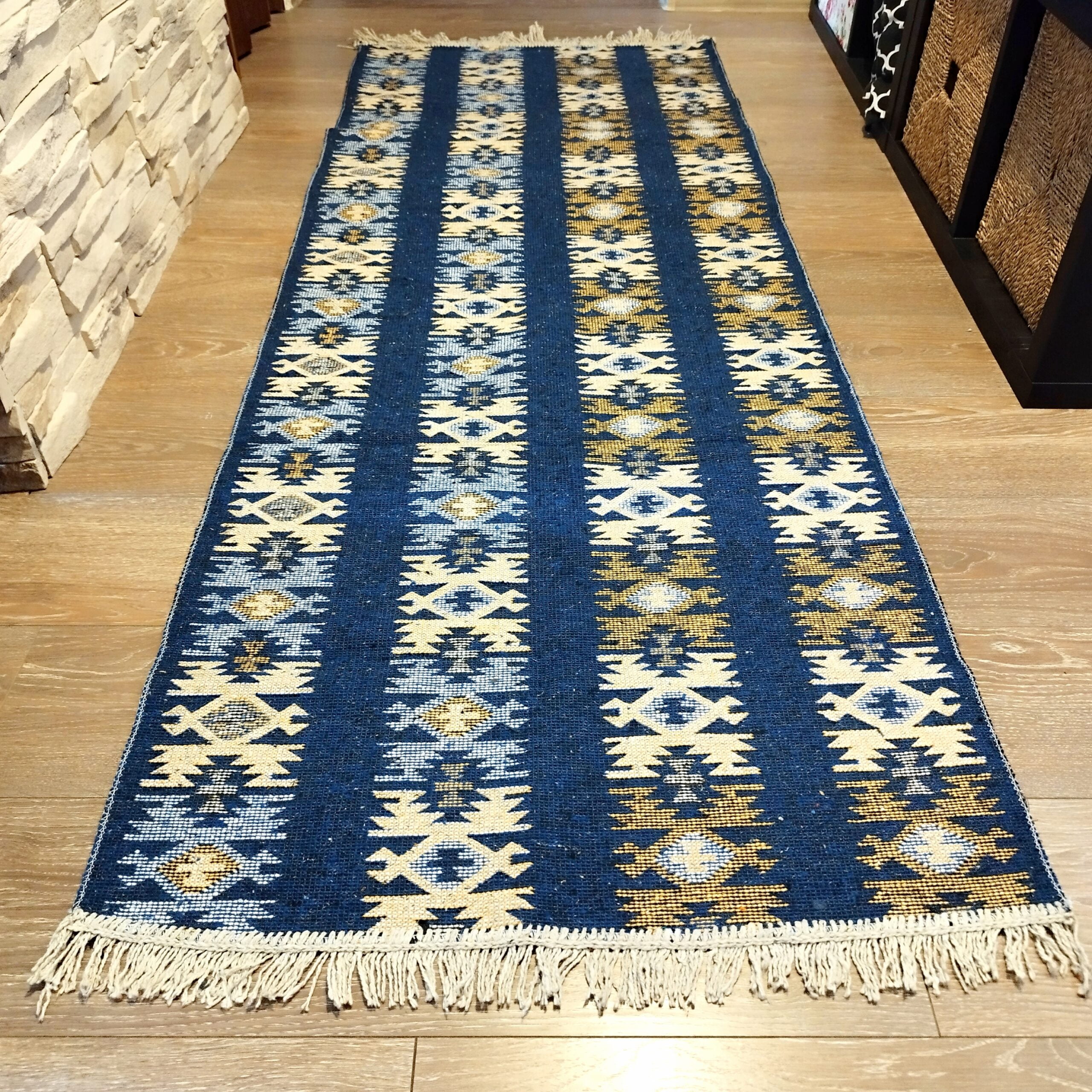 Covor traditional, tesut, cu doua fete, dimensiunea 60x300cm albastru si crem, model rustic