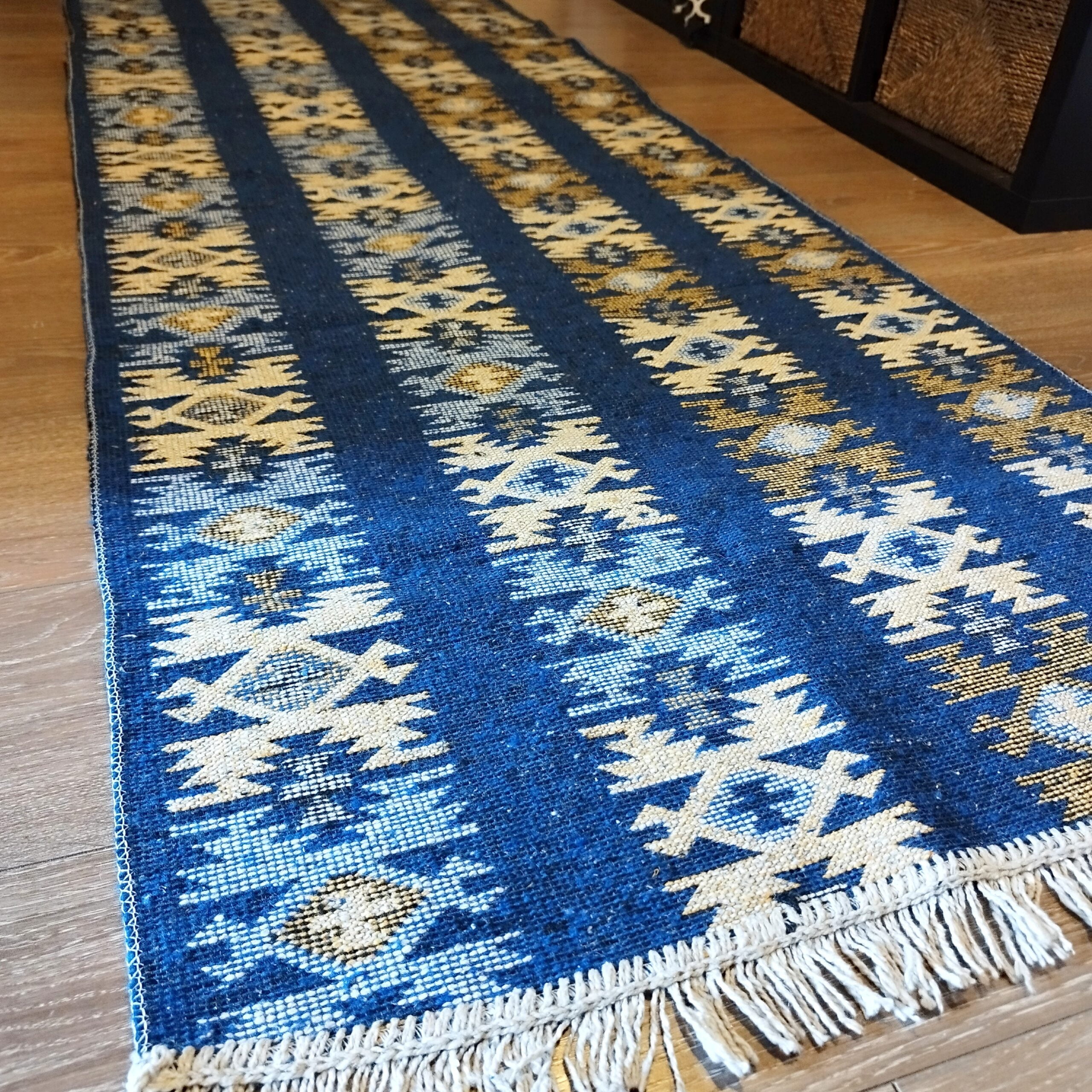 Covor traditional, tesut, cu doua fete, dimensiunea 60x300cm albastru si crem, model rustic - imagine 2