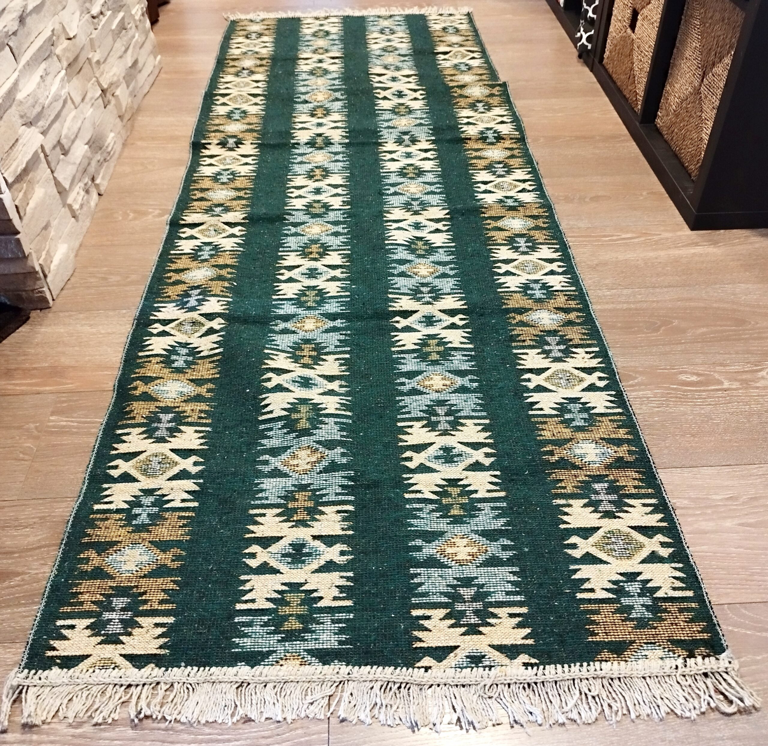 Covor traditional, dimensiunea 80x250cm verde si crem, model rustic 2