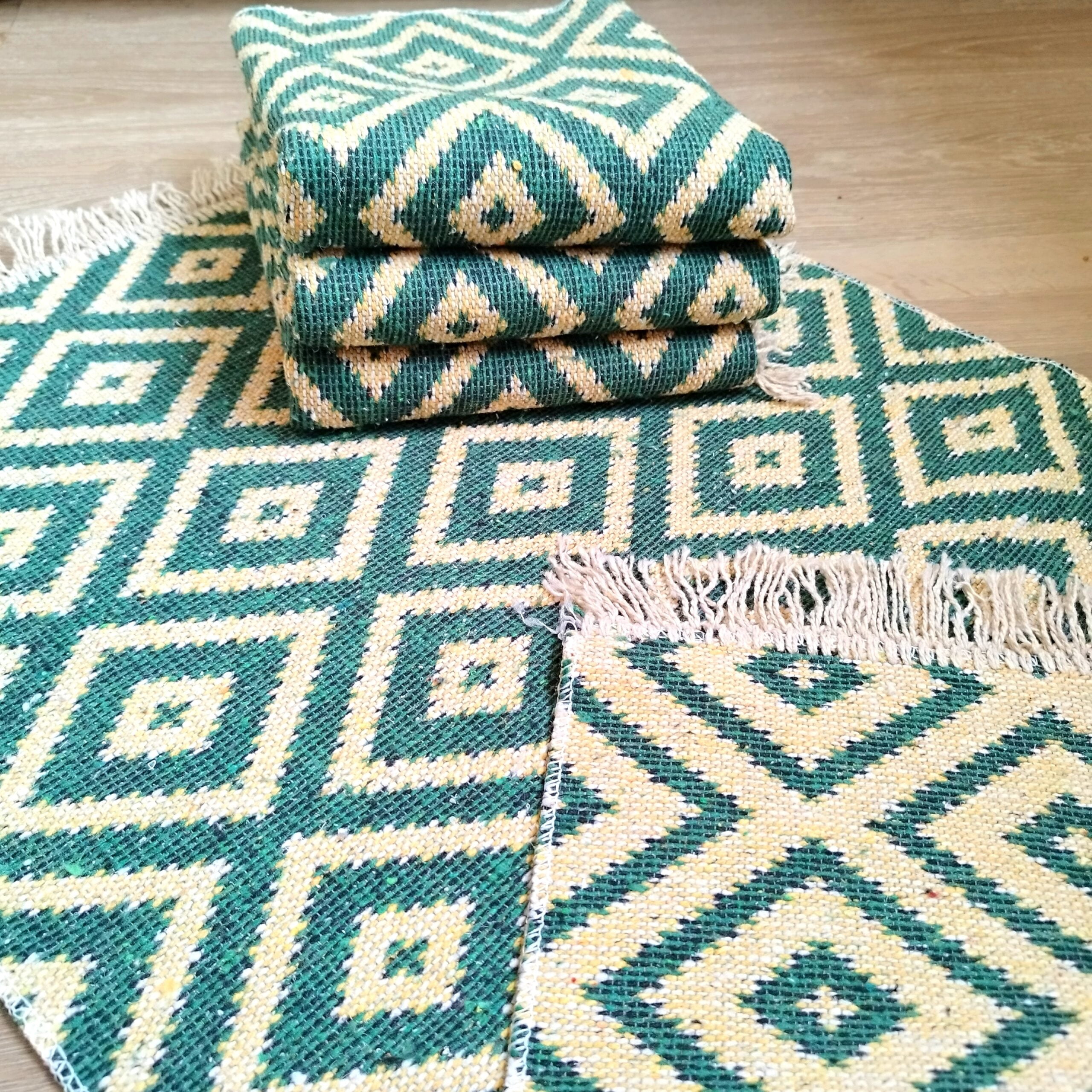 set 4 Covoare traditionale tesute, cu doua fete, dimensiunea 60x90cm, Verde si crem, model geometric