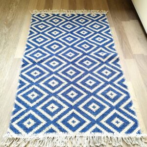 Covor traditional, dimensiunea 80x125cm, albastru si crem, model geometric