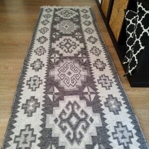 Covor traditional, dimensiunea 60x300cm, gri si alb, model RUSTIC 4