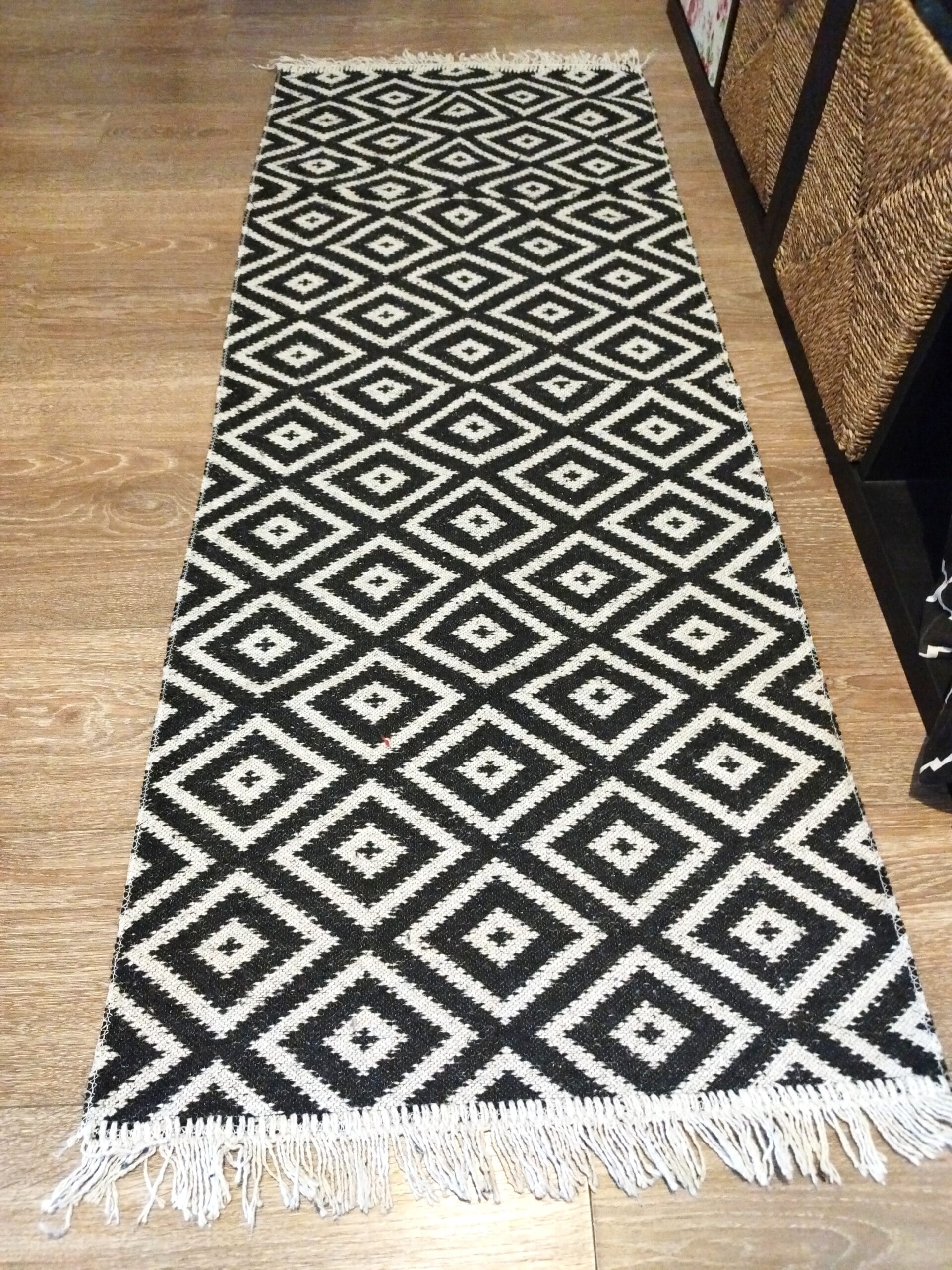 Covor traditional tesut, cu doua fete, dimensiunea 60x150cm, negru si gri, model Geometric