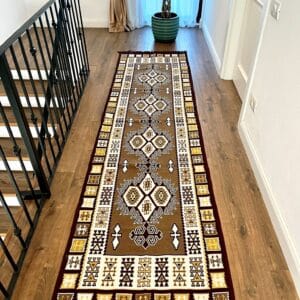 Covor traditional, cu doua fete, dimensiunea 80x300cm, maro si crem H&H103