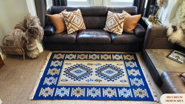 Covor traditional, dimensiunea 120x180cm albastru si crem, model ROMB