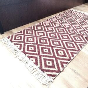 Covor traditional, cu doua fete, dimensiunea 60x120cm maro si crem geometric
