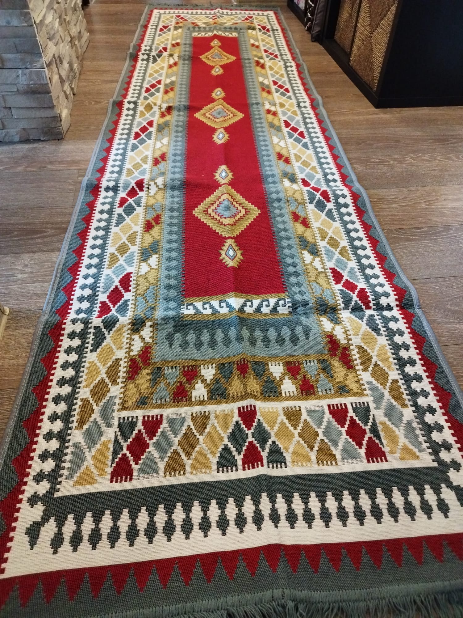 Covor traditional, cu doua fete, dimensiunea 80x300cm H&H105