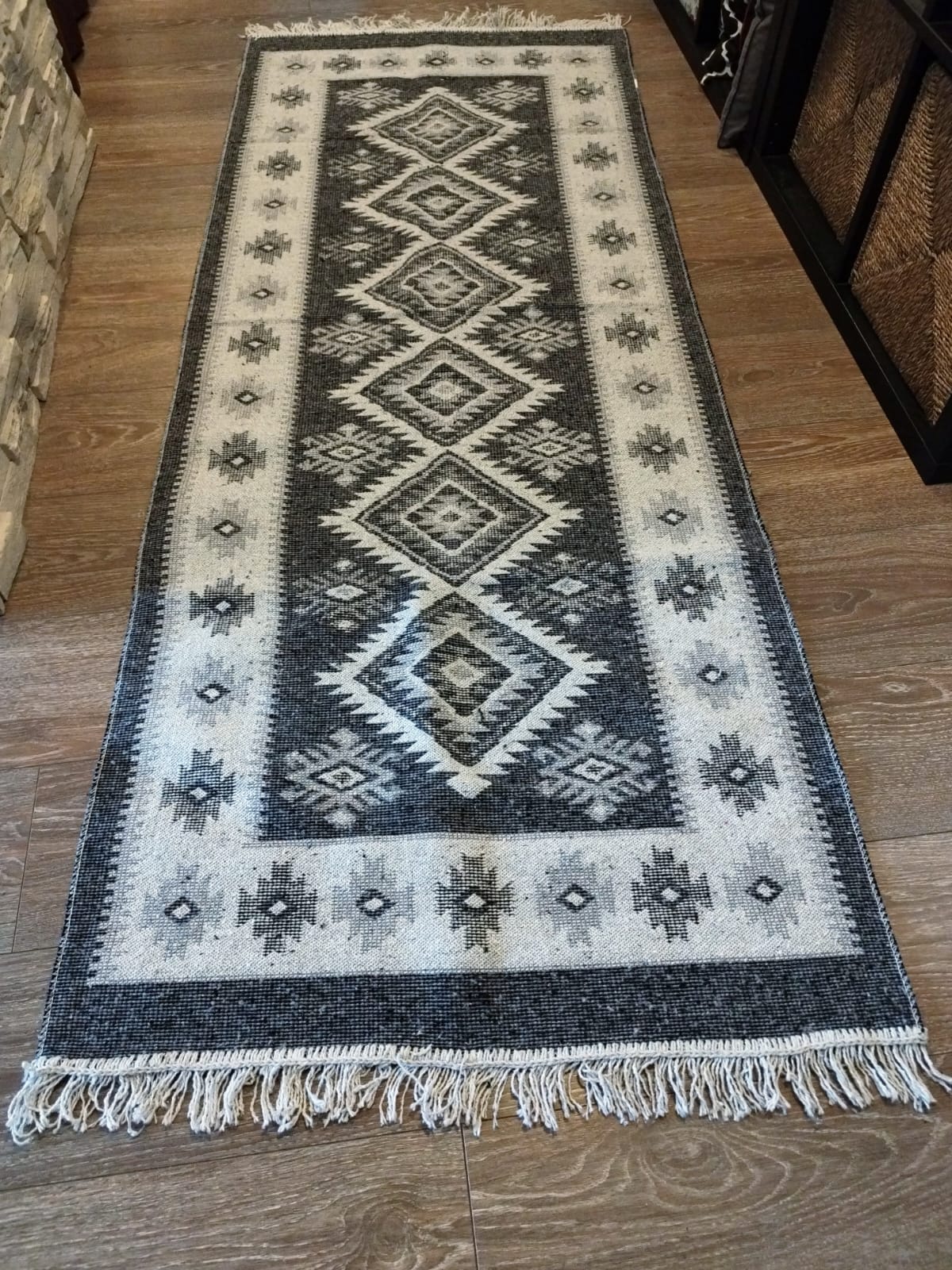 Covor traditional, cu doua fete, dimensiunea 80x125cm, gri si alb, model ROMB - imagine 3