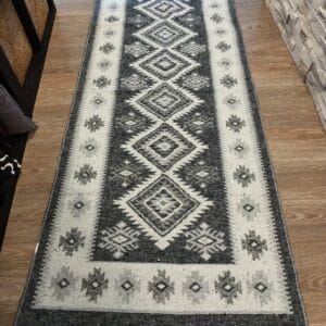 Covor traditional, cu doua fete, dimensiunea 80x125cm, gri si alb, model ROMB