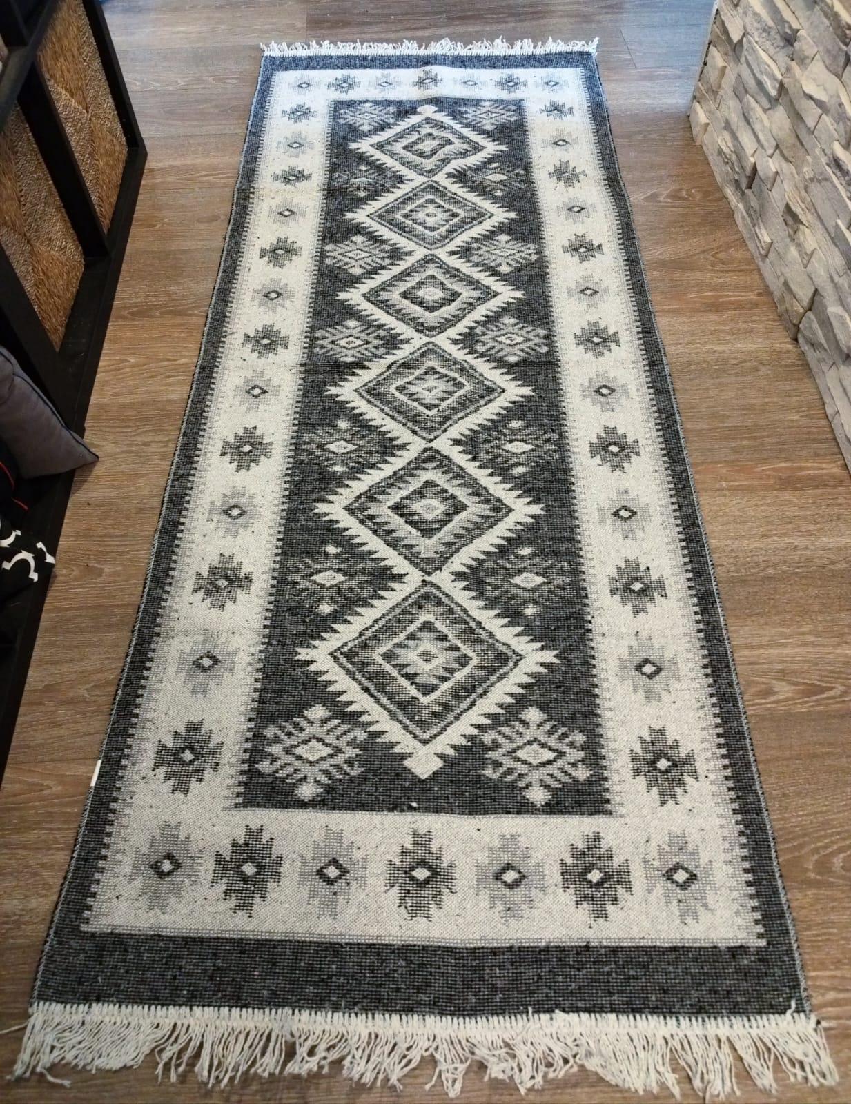 Covor traditional, cu doua fete, dimensiunea 80x125cm, gri si alb, model ROMB