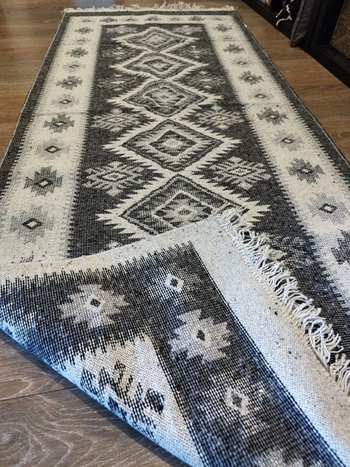 Covor traditional, cu doua fete, dimensiunea 80x125cm, gri si alb, model ROMB - imagine 2
