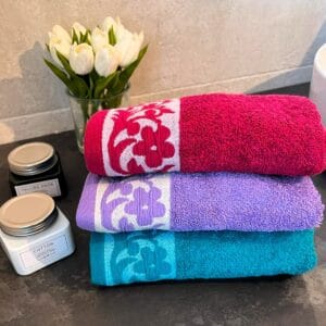 Set 3 prosoape baie , bumbac 100%, dimensiune 70x130cm jacquard Flower Turquoise, Lila si Rosu - imagine 2