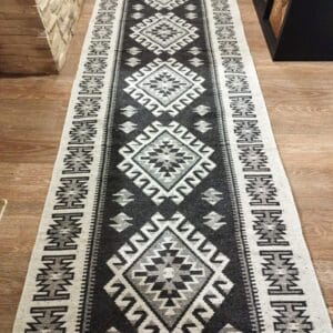 Covor traditional, dimensiunea 100x300cm negru si alb, model ROMB