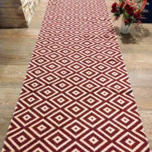 Covor traditional, dimensiunea 80x300cm Rosu si crem, model Geometric