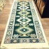 Covor traditional, tesut, cu doua fete, dimensiunea 80x200cm verde si crem 001