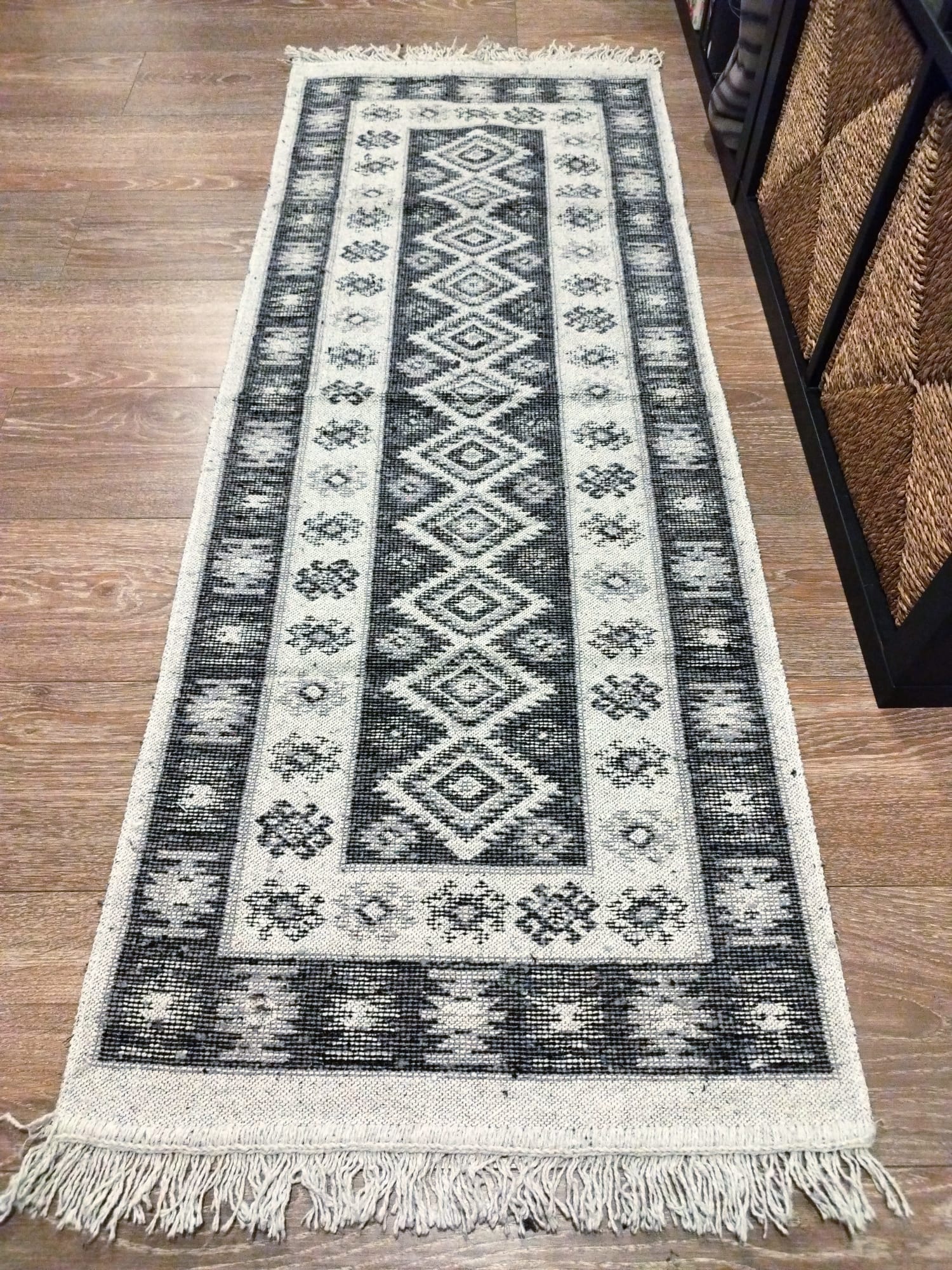 Covor traditional tesut, cu doua fete, dimensiunea 60x150cm, gri, model Romb