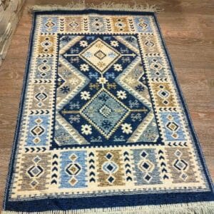 Covor traditional, dimensiunea 60x90cm, albastru si crem