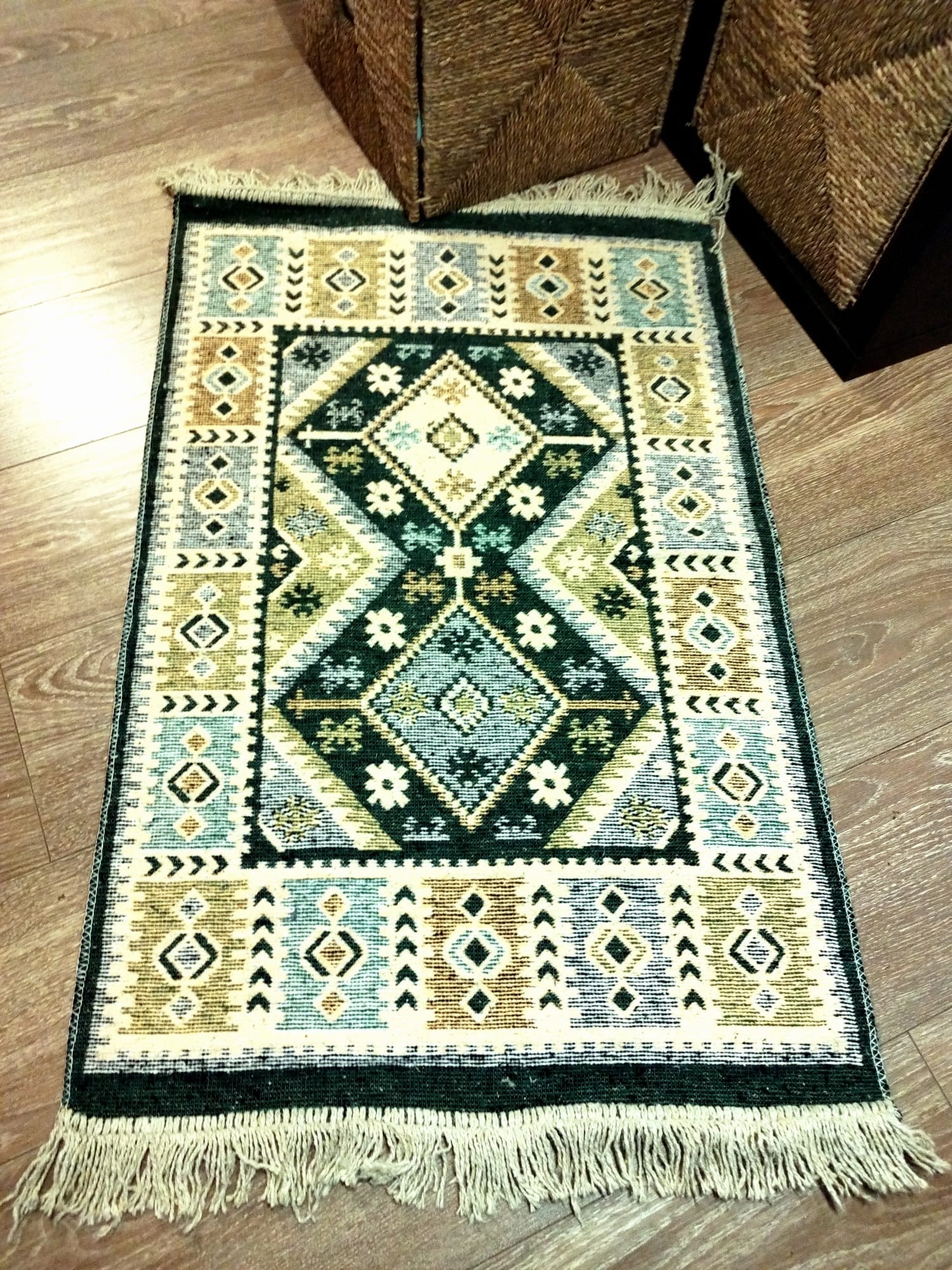 Covor traditional, dimensiunea 60x90cm, verde si crem