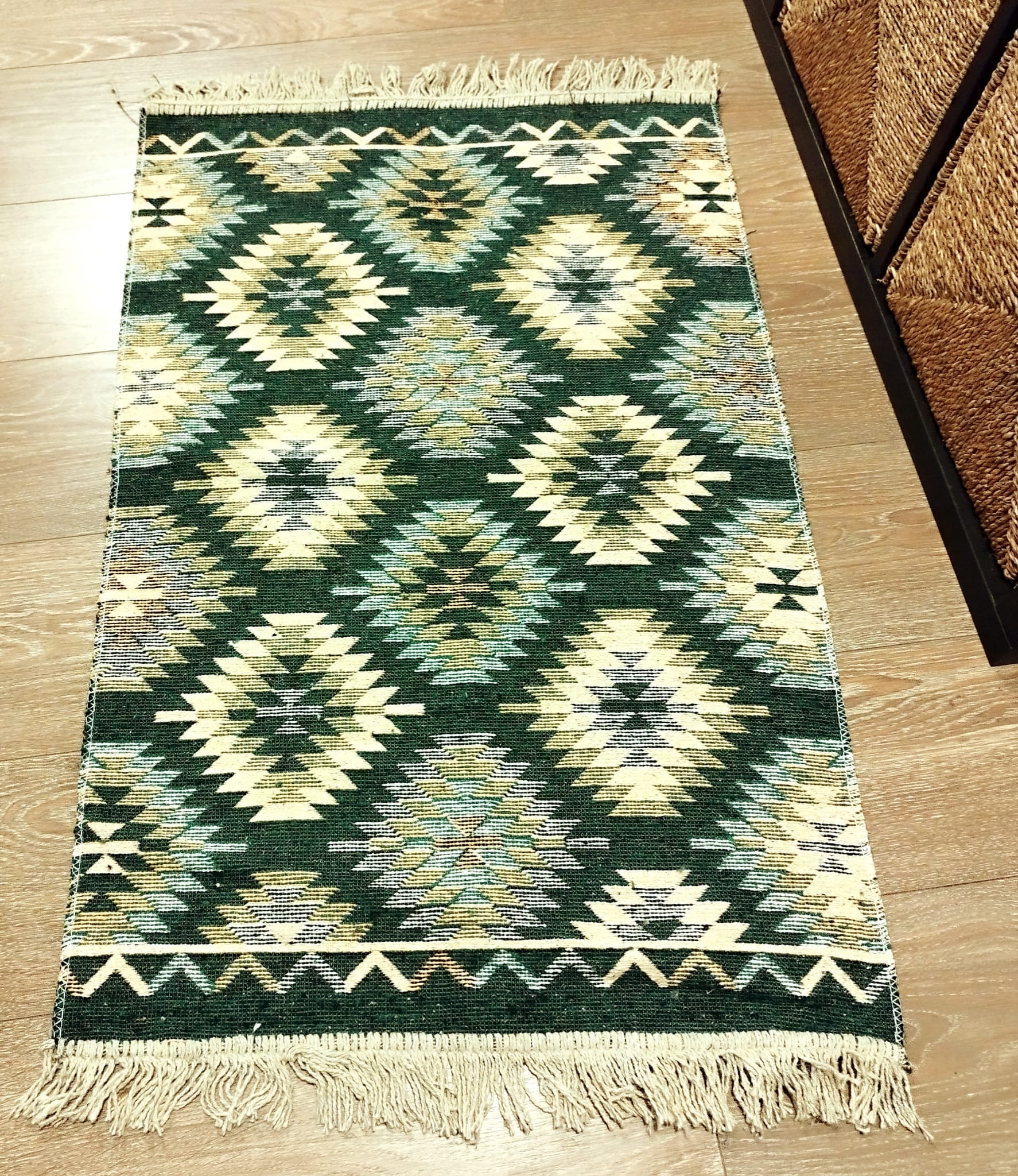 Covor traditional, dimensiunea 60x90cm, verde si crem, model geometric