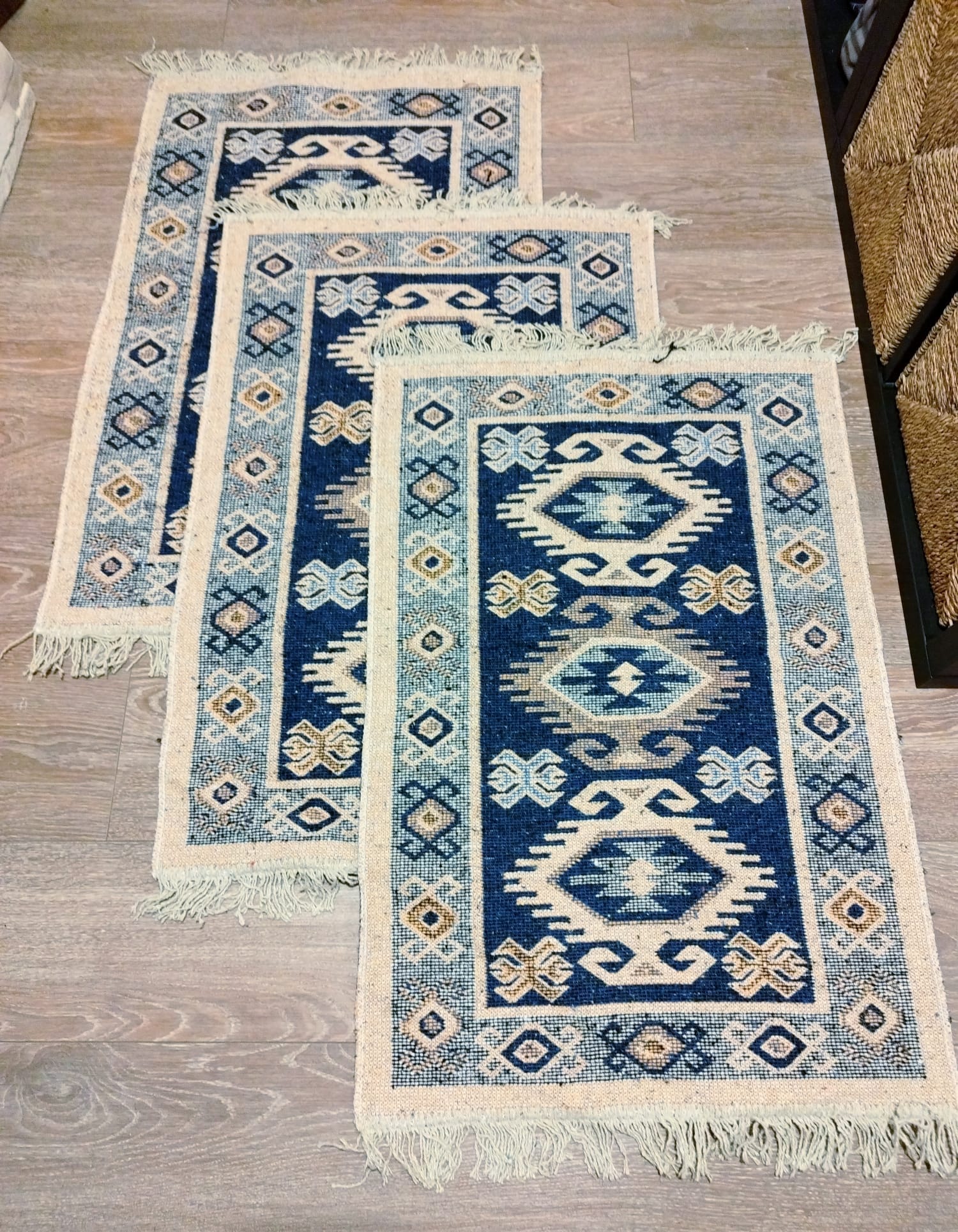 Set 3 Covoare traditionale, dimensiunea 60x90cm, albastru si crem, Hora