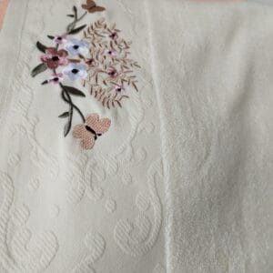 Alternative view of Set 2 prosoape baie, bumbac 100%, dimensiune 70x140cm broderie florala Yvoire