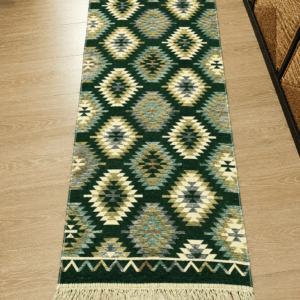Covor traditional tesut, cu doua fete, dimensiunea 60x150cm, verde si crem, model geometric