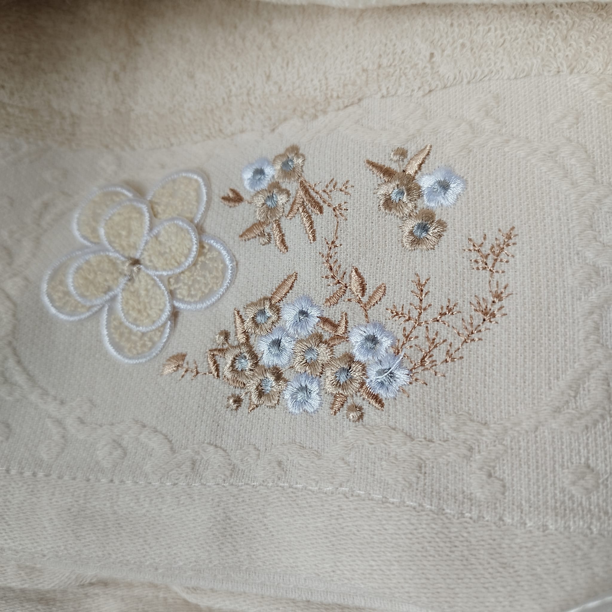 Set 2 prosoape baie, bumbac 100%, dimensiune 70x140cm broderie florala Latte2 - imagine 2