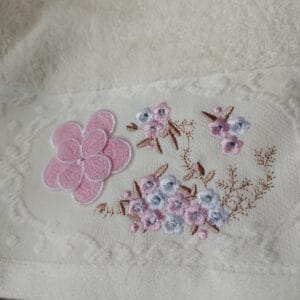Alternative view of Set 2 prosoape baie, bumbac 100%, dimensiune 70x140cm broderie florala Yvoire2